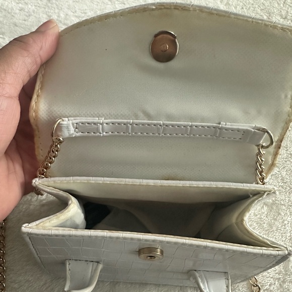 GUESS - Picture 2 of 2